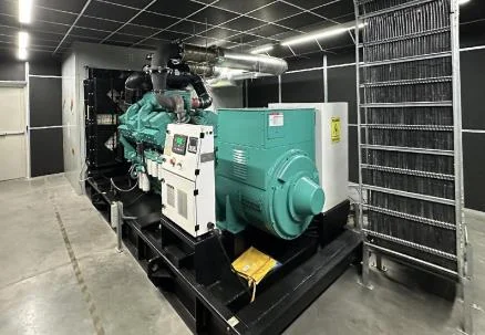 Planta eléctrica de respaldo color verde agua instalada en un cuarto técnico con rejilla de ventilación lateral.